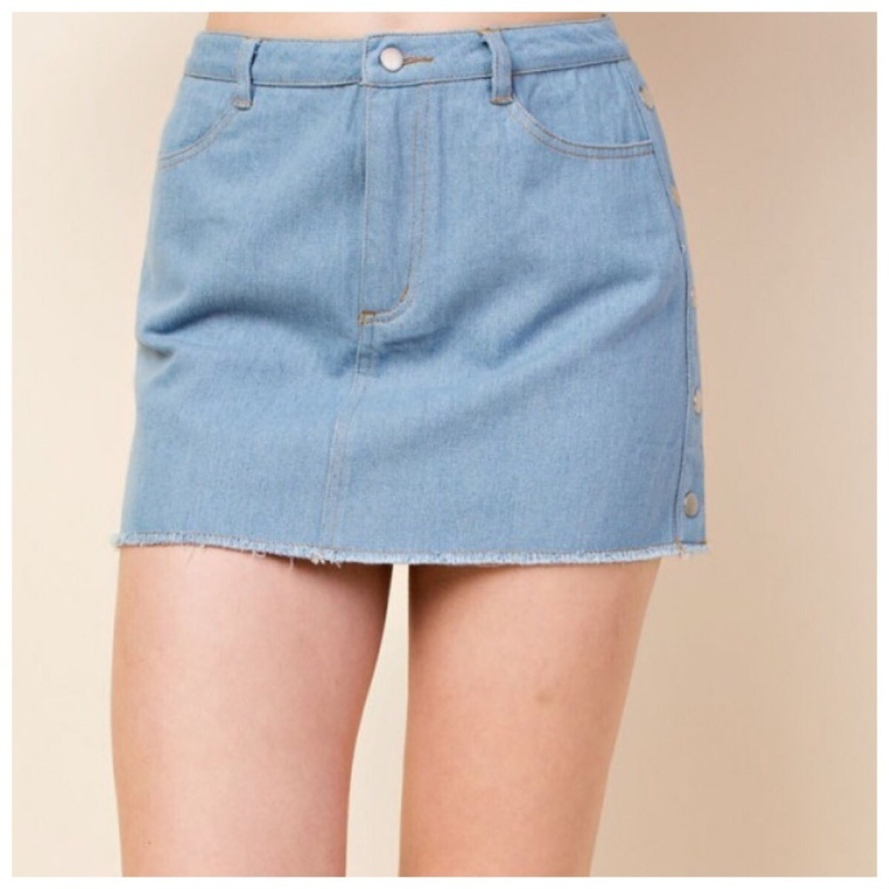 🆕Light denim skirt w/side details - Picture 3 of 5